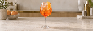 Aperol Spritz med oransje farge, is og appelsinskive i et vinglass