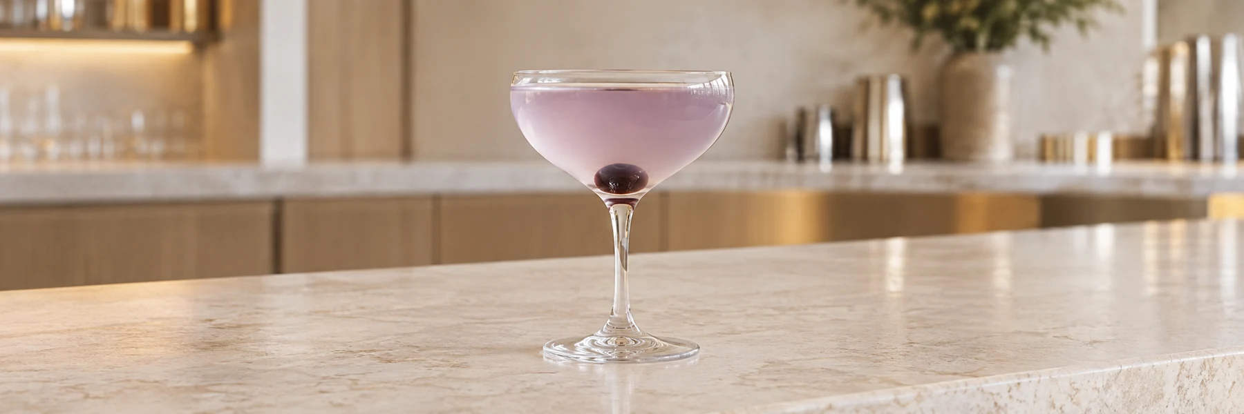 Svakt fiolett Aviation med et cocktailbær i et coupeglass
