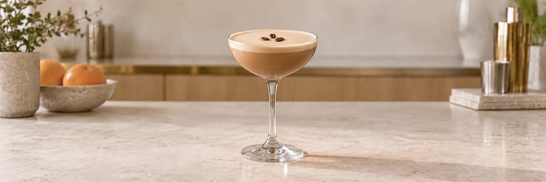 Kremet Baileys Espresso Martini med fint skum og tre kaffebønner