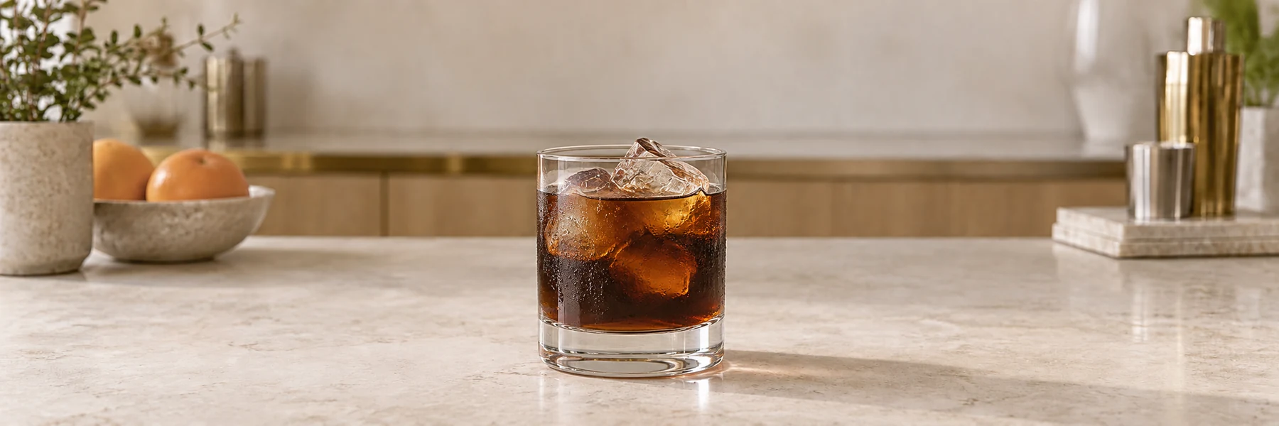 Mørk Black Russian med klare isbiter i et lavt glass