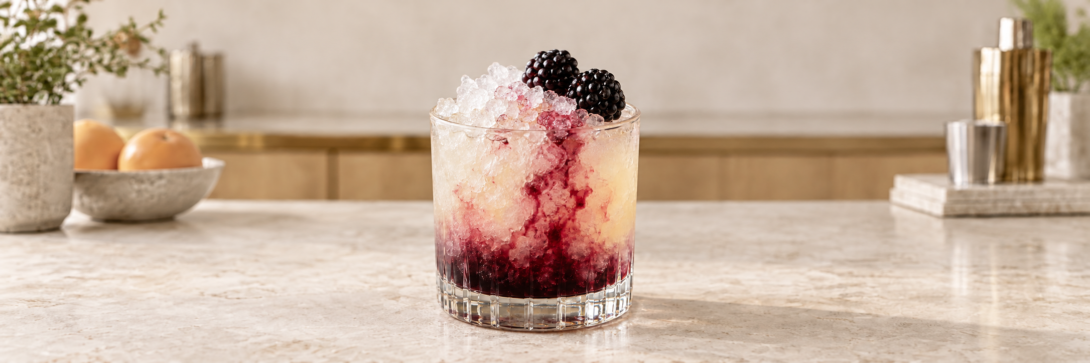 Bramble med knust is, bjørnebærlikør og ferske bjørnebær i et lavt glass.