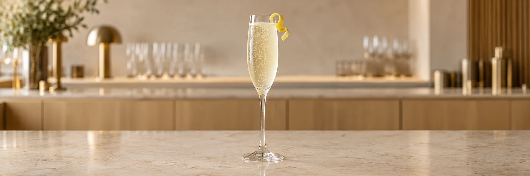 French 75 med fine bobler og sitrontvist i et champagneglass