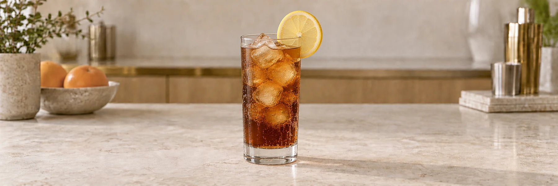 Long Island Iced Tea med is og en sitronskive i et høyt glass
