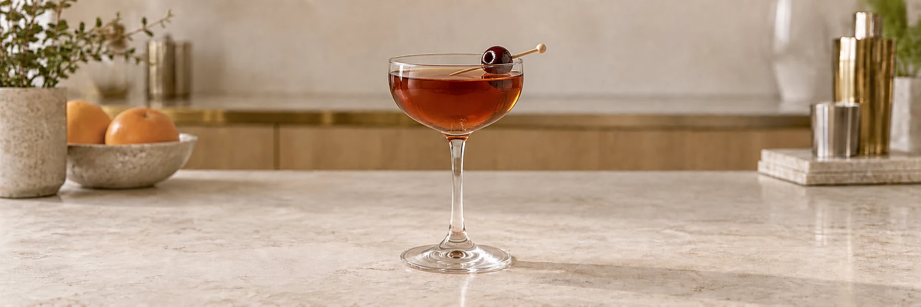 Rob Roy i et coupeglass med et mørkt cocktailkirsebær på kanten