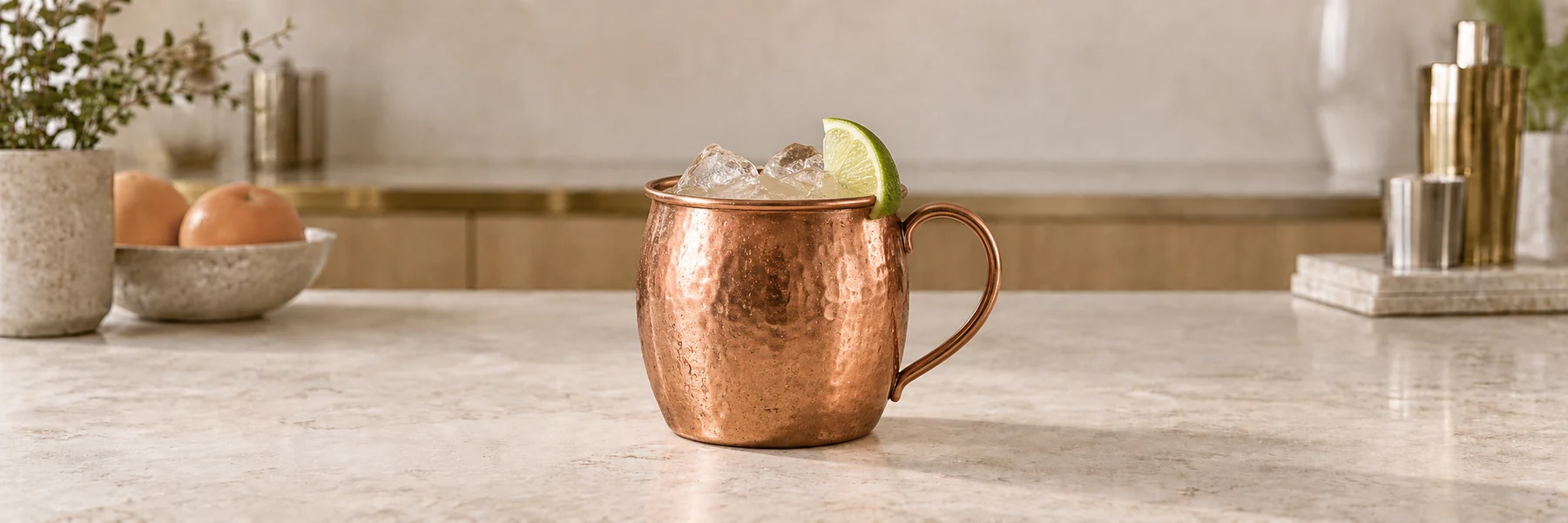 Nordic Mule med is og limebåt i en kobberkopp på en lys bardisk