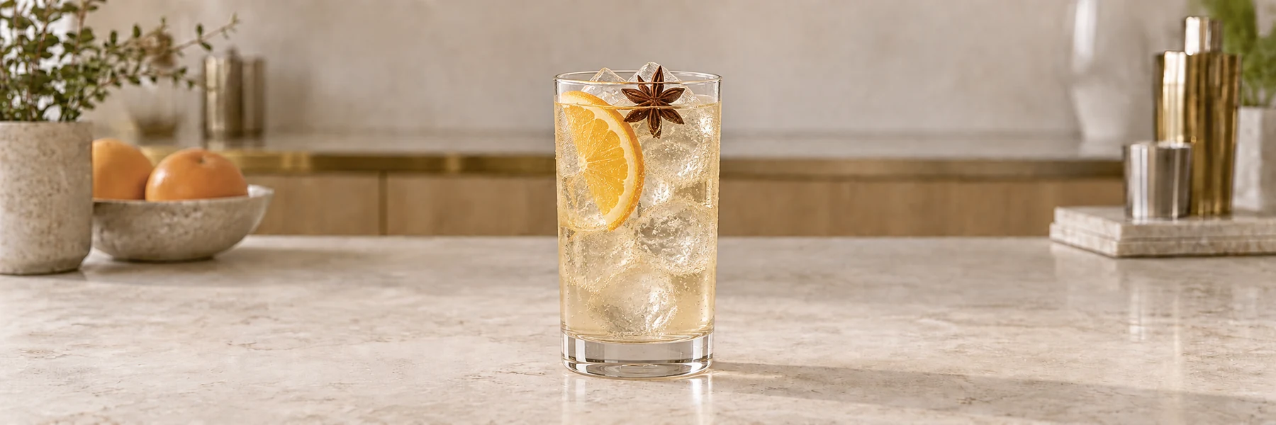 Juletonic med akevitt, tonic, is, appelsin og stjerneanis i et høyt glass