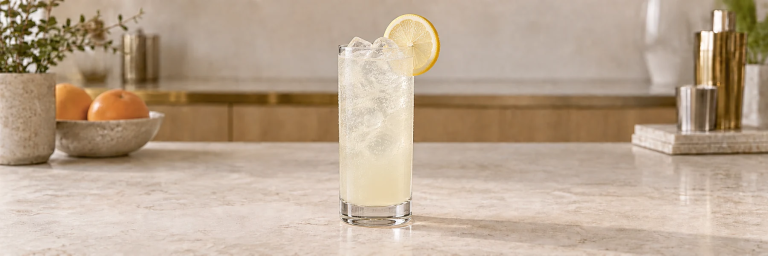 Fjord Fizz med is, sodavann og sitronskive i et slankt høyt glass