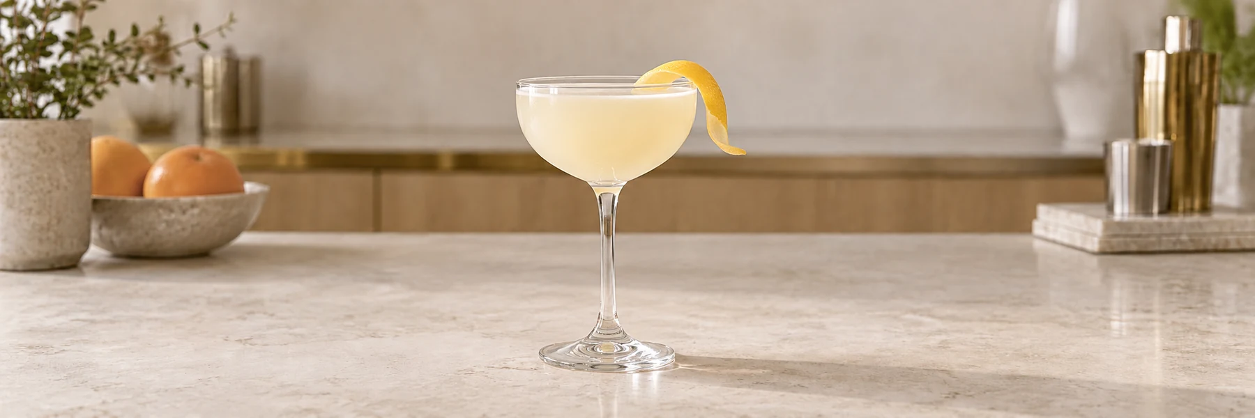 Limoncello Martini med sitronskall i et avkjølt cocktailglass