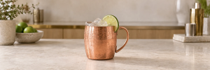 Moscow Mule med is og limeskive i en kobberkopp
