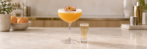 Porn Star Martini med en halv pasjonsfrukt og champagne ved siden av