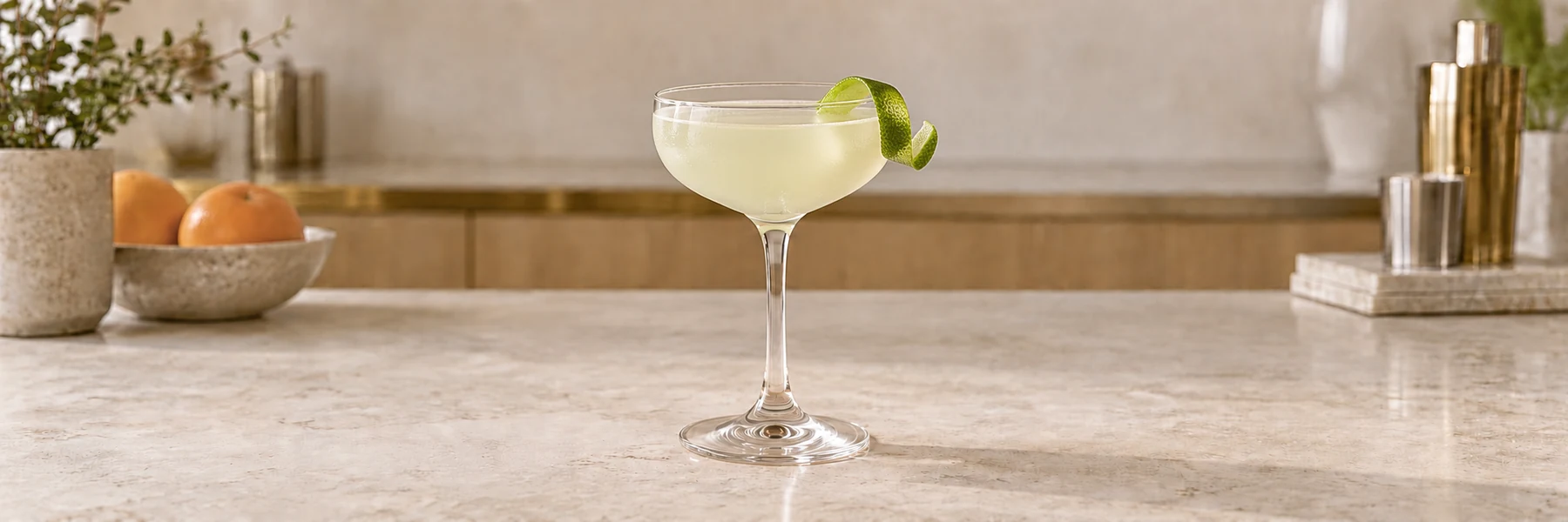 Daiquiri med en strimmel limeskall i et coupeglass uten is