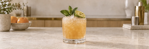 Mai Tai med knust is, frisk mynte og et presset limeskall i et lavt glass