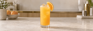 Screwdriver med appelsinjuice, is og appelsinskive i et høyt glass