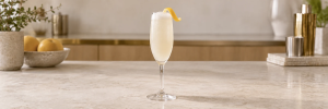 Sgroppino med limoncello, lyst sitronskum og sitronskall i et champagneglass