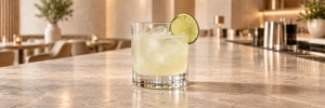 Lett uklar Tommy’s Margarita med is og en liten limeskive i et lavt rocks-glass