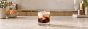 White Russian med is og naturlige lag av kaffe og fløte